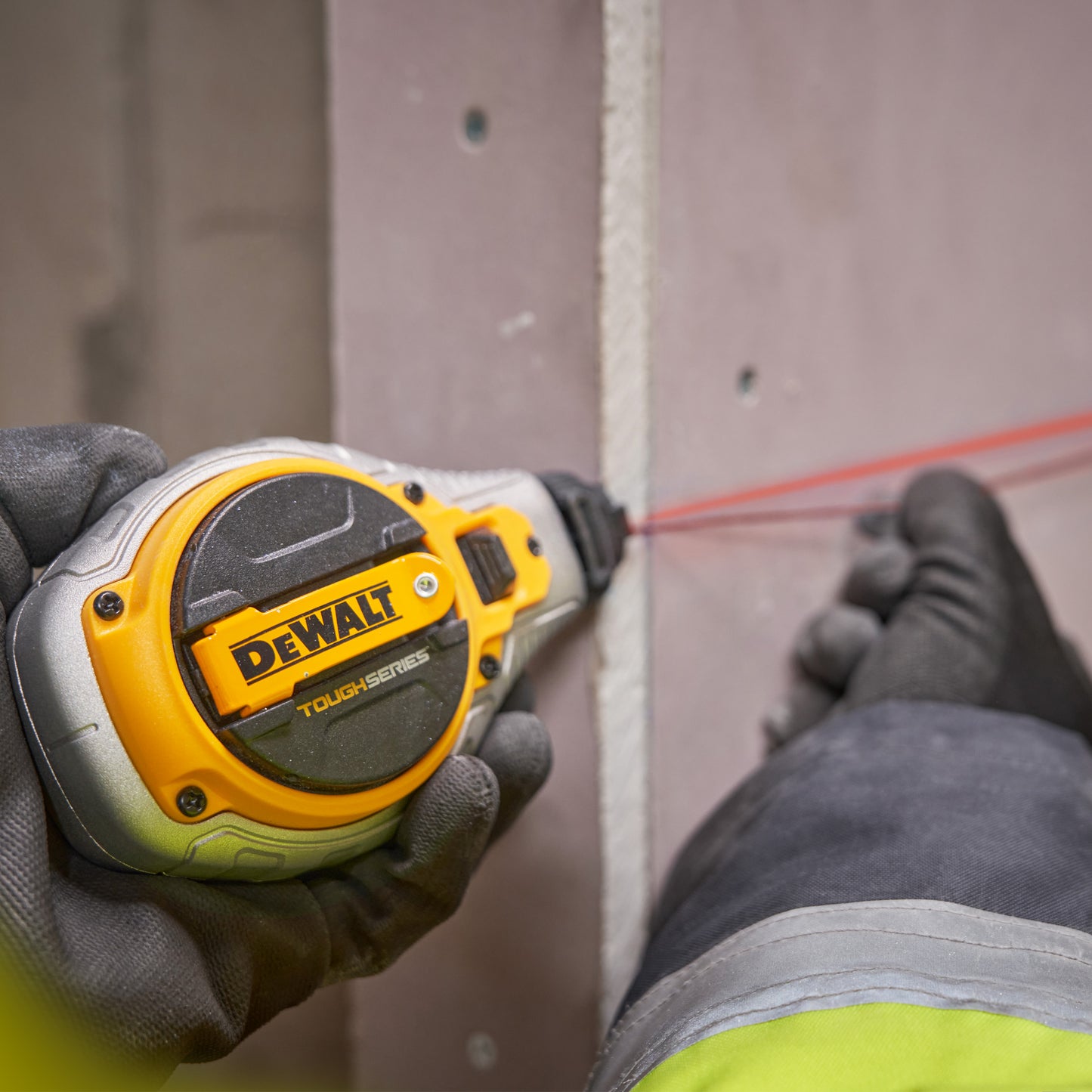 Tiralíneas 30m con tiza roja Dewalt DWHT48335RC-0