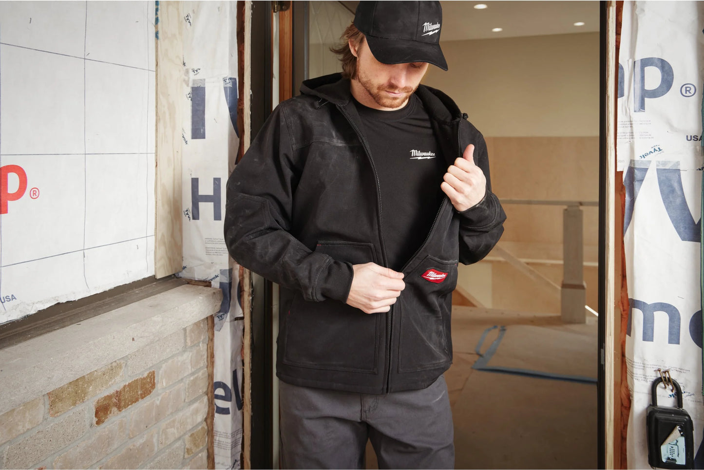 Chaqueta con capucha FREEFLEX Softshell Negra Milwaukee SJ BL