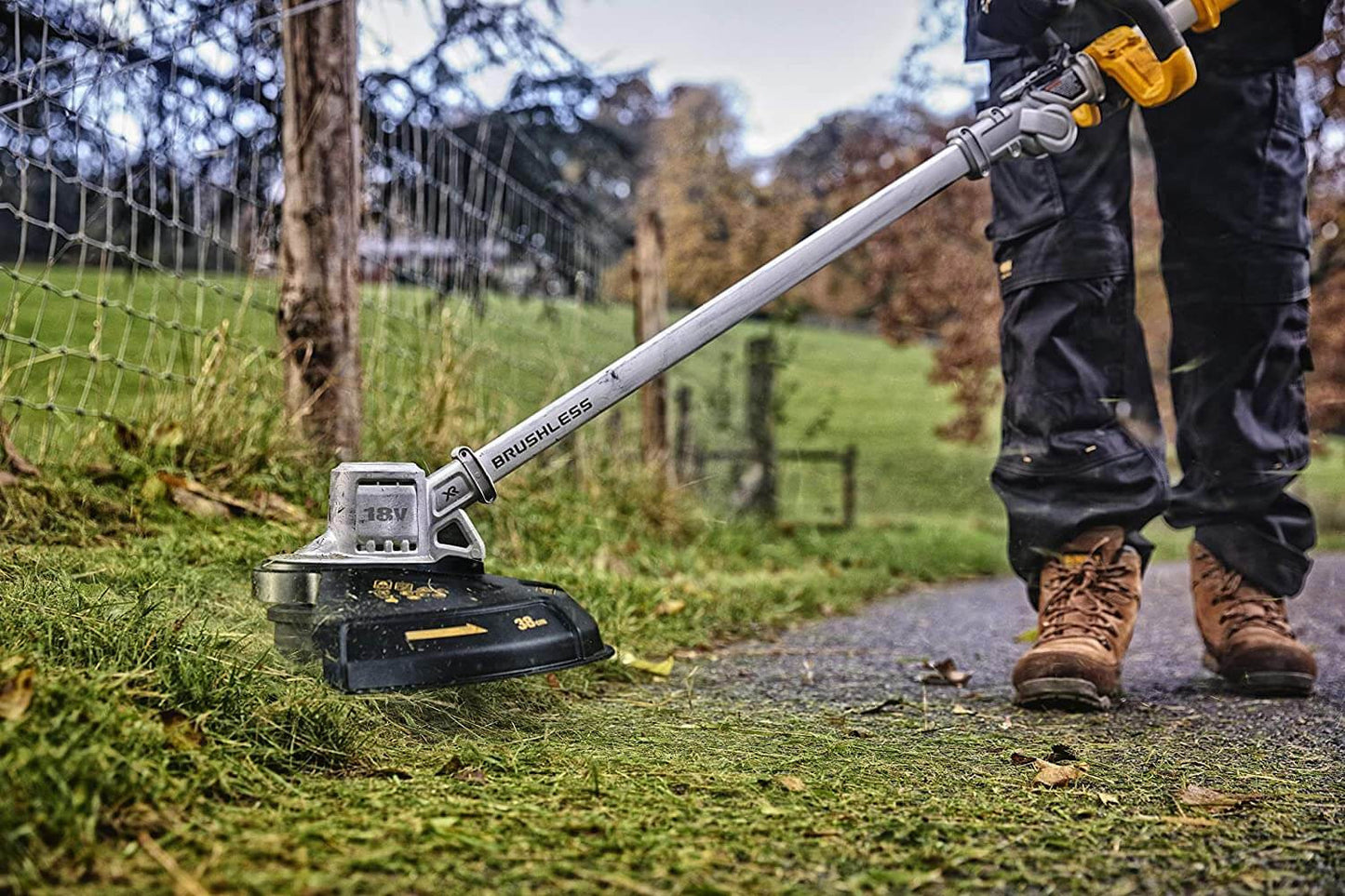 Cortabordes XR 18V 36cm mango plegable con batería y cargador Dewalt DCMST561P1