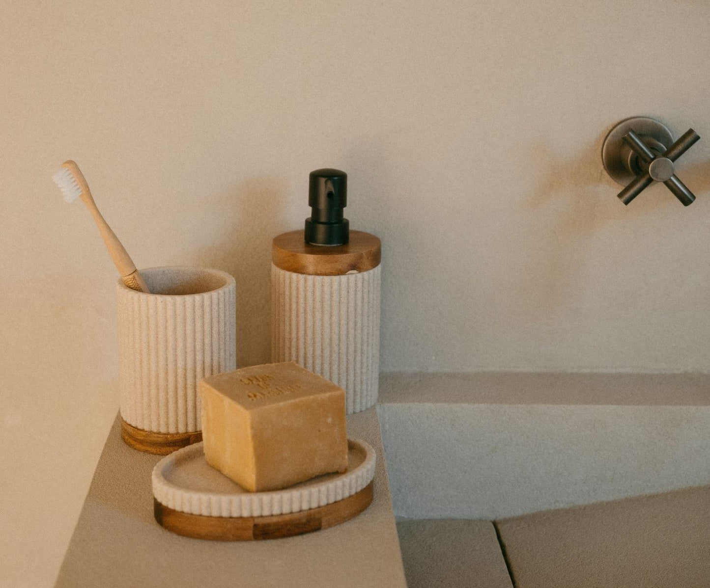 Dispensador de baño Beige Poliresina y Madera de Acacia Ø8×18 cm Andrea House