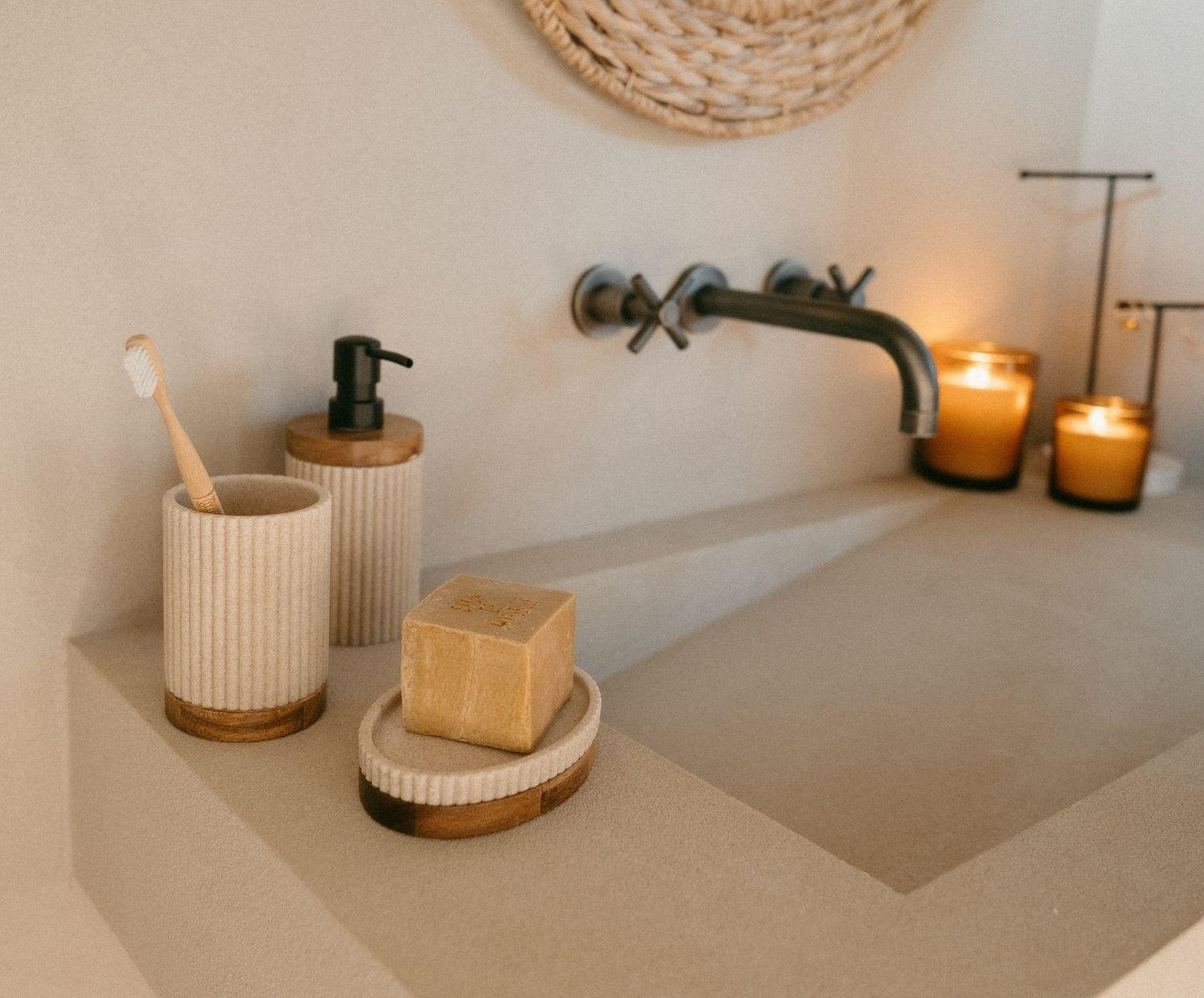 Dispensador de baño Beige Poliresina y Madera de Acacia Ø8×18 cm Andrea House