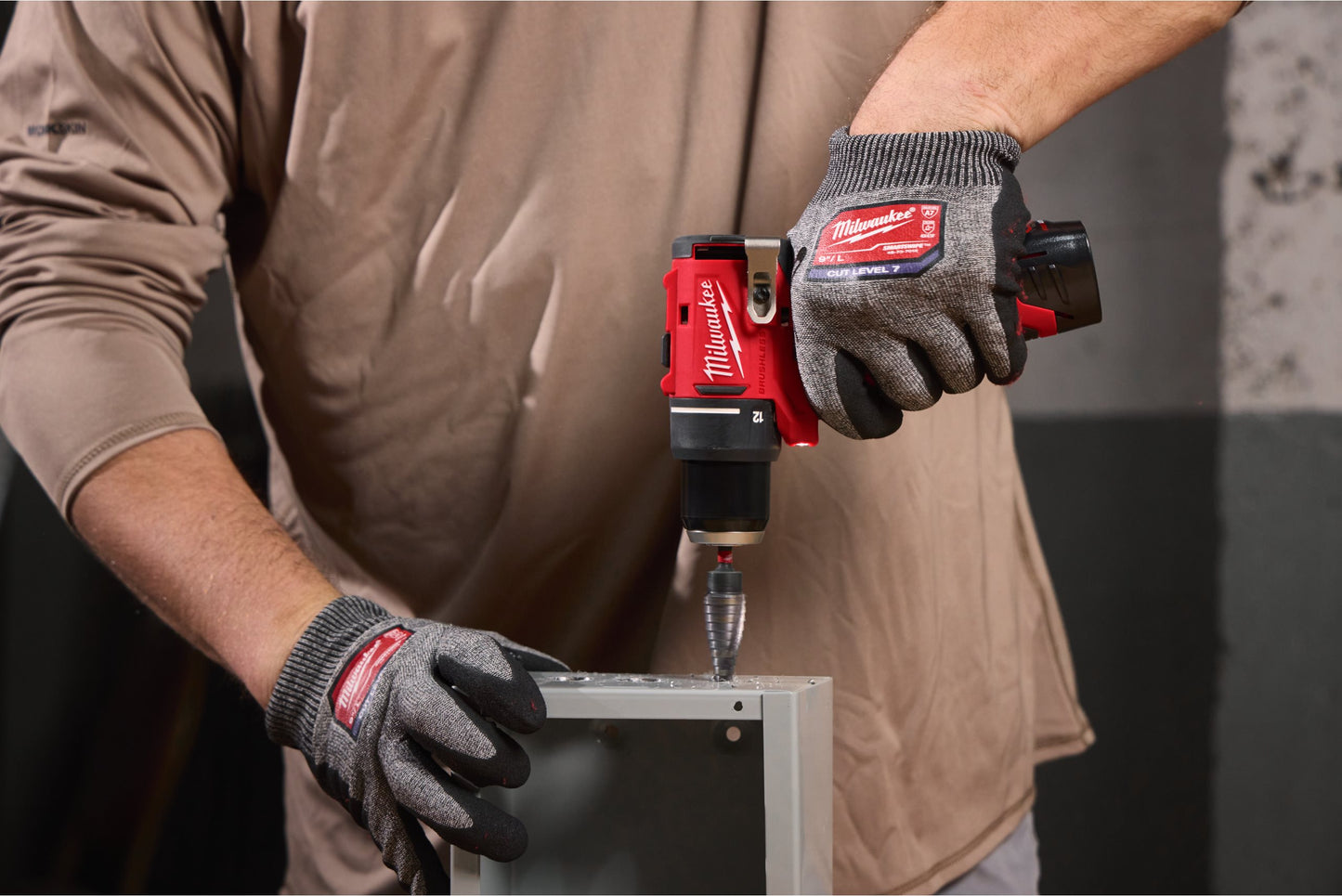 Taladro atornillador + 2bat 2.0Ah + Cargador + Maletín Milwaukee M12 BLDDRC-202C
