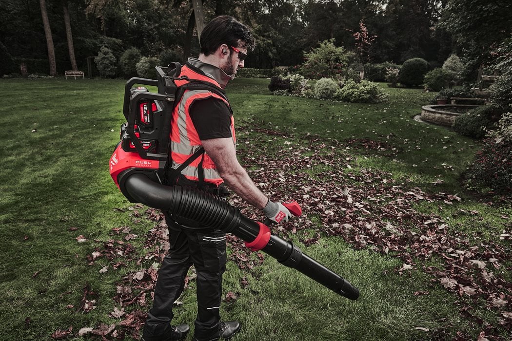 Soplador de mochila M18 Fuel + 4bat + Cargador Multipuerto Milwaukee M18 F2BPB-124