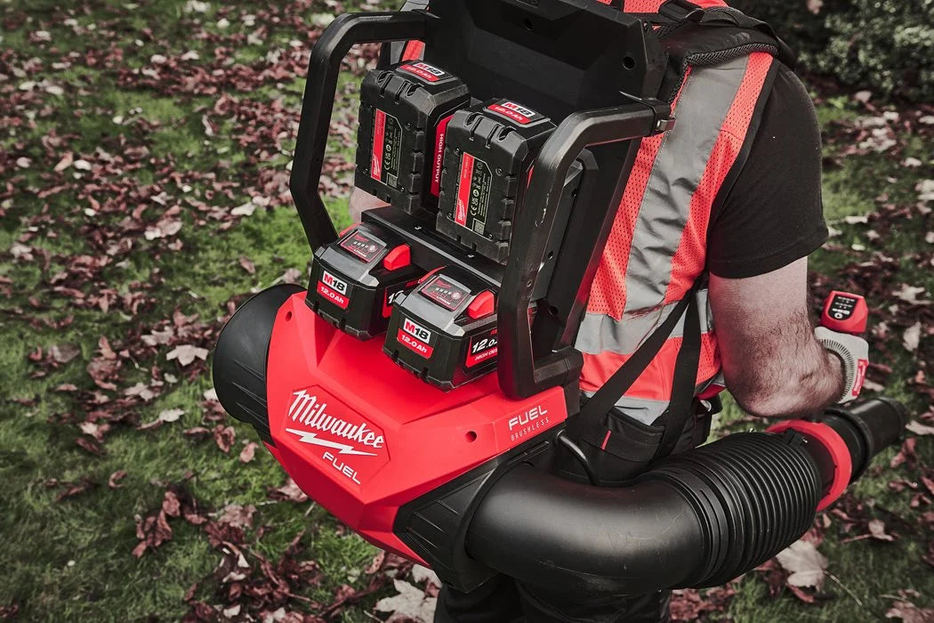 Soplador de mochila M18 Fuel + 4bat + Cargador Multipuerto Milwaukee M18 F2BPB-124