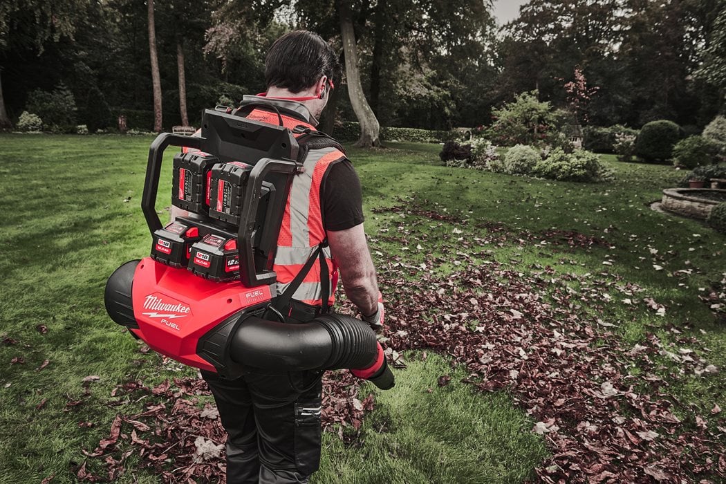 Soplador de mochila M18 Fuel + 4bat + Cargador Multipuerto Milwaukee M18 F2BPB-124