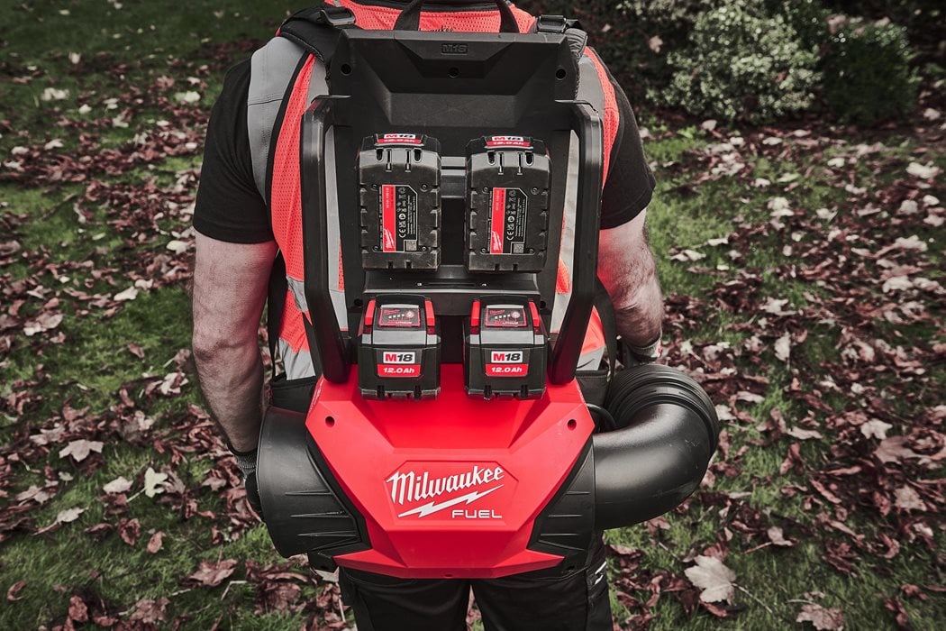 Soplador de mochila M18 Fuel + 4bat + Cargador Multipuerto Milwaukee M18 F2BPB-124